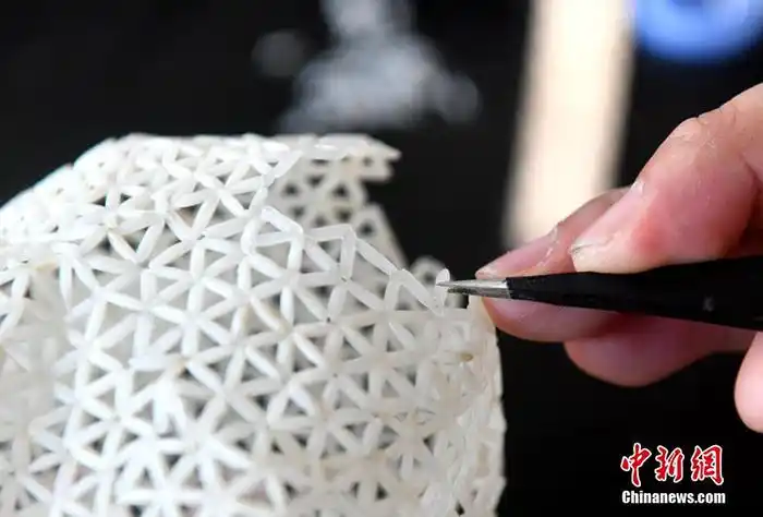 米粒缀连成艺术品福州青年重拾失传技艺