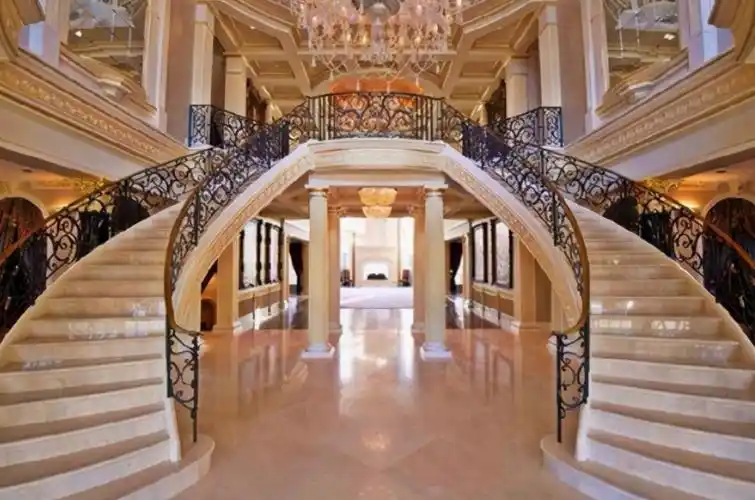 参观迪丽热巴住的豪宅,不愧是当红小花旦,楼梯都要做两排