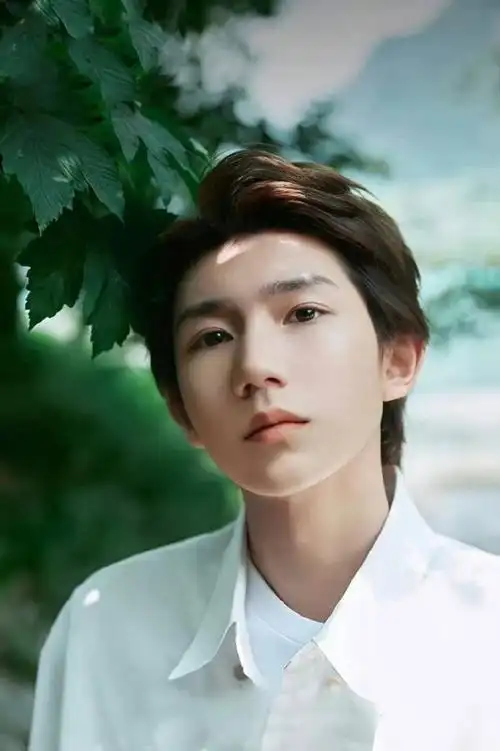 王源白衬衫素颜照