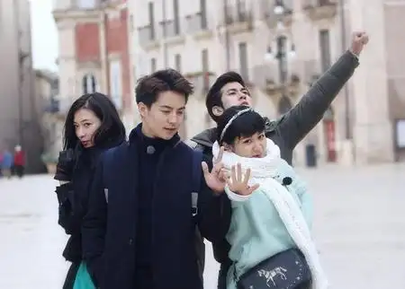 李现没法和邓伦比(杨紫喜欢李现还是邓伦) - 看百科