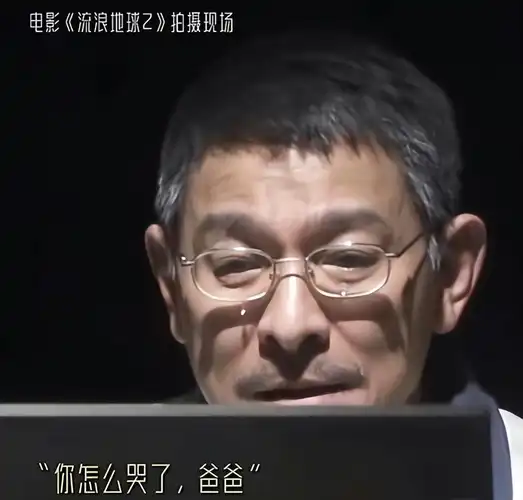 其实,这已经不是刘德华第一次露出自己的白发了.