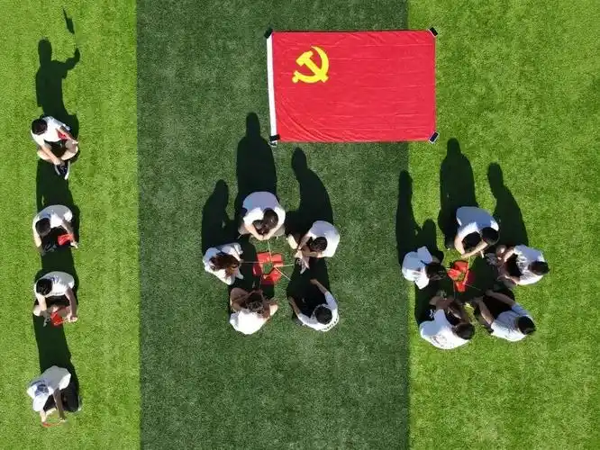 我与党旗拍合影,来看大科师生对党的深情告白!