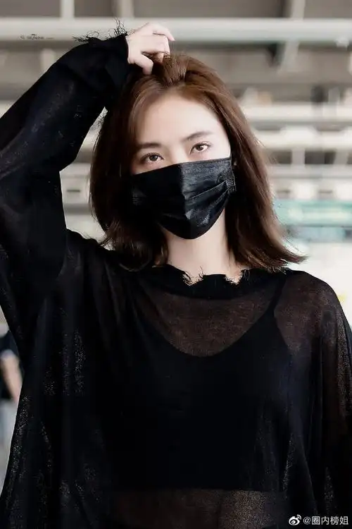 许佳琪黑色透视衫造型