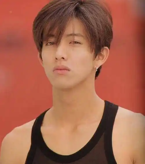 当年青涩又帅气的模样想必大家很有印象,照片中木村拓哉不仅皮肤光泽