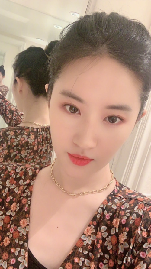 33岁刘亦菲晒工作照,中性短发配西装意外帅气,"天仙脸"真美_腾讯新闻