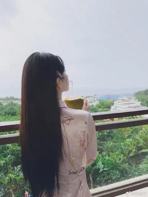 刘些宁睡衣侧颜三宫格