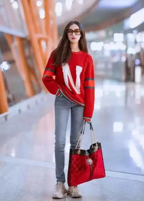 倪妮红毛衣配浅色牛仔裤长腿瞩目网友这腿是真实存在的吗