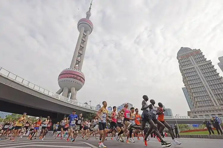 2023年上海半程马拉松赛事现场.