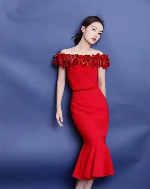 李沁笑起来真甜呀春晚一袭红裙献唱连朱一龙都被迷住了