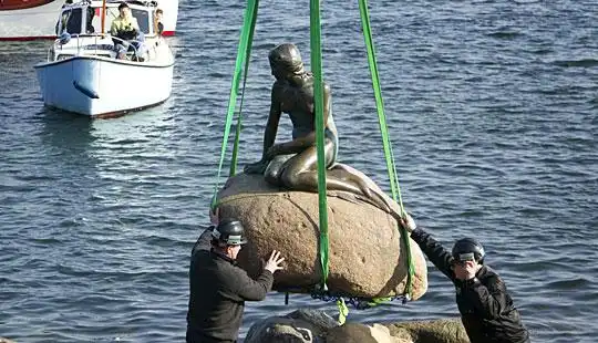 图丹麦小美人鱼启程前往上海世博会