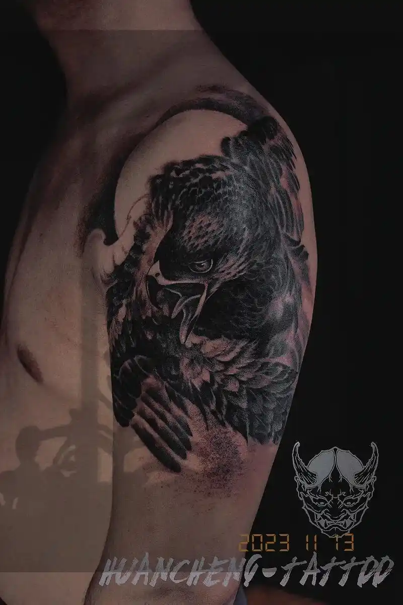 遇到困难能够勇往直前,奋力拼搏,所以鹰纹身也成为一大热门的纹身图案