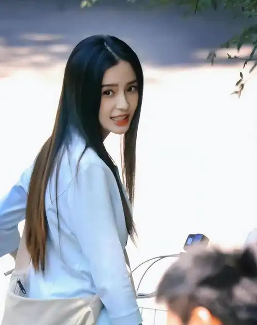 angelababy身穿深v裙:angelababy长直发美如仙女(2)