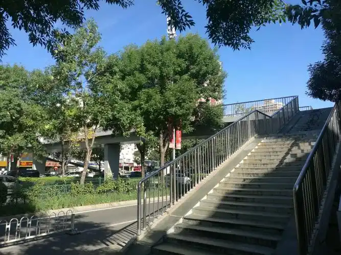 学院路上的过街天桥