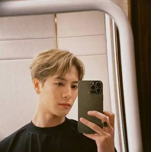 王嘉尔嘟嘴比心后台照