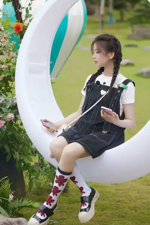 杨超越扎马尾录综艺清纯可爱 穿短裙秀长腿超元气