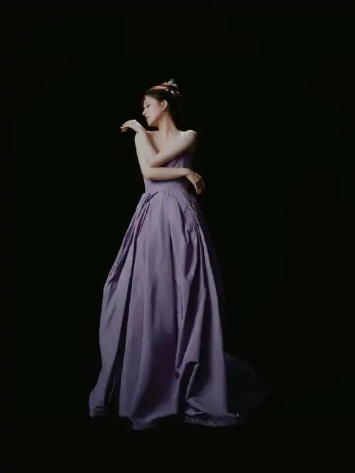 组图:赵露思抹胸长裙秀优越身材 化身矜贵黑天鹅兀自美丽