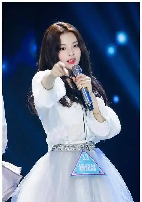 杨超越被嘲初中没毕业,回应:那你很幸福,听说大学生活特别美好_学历