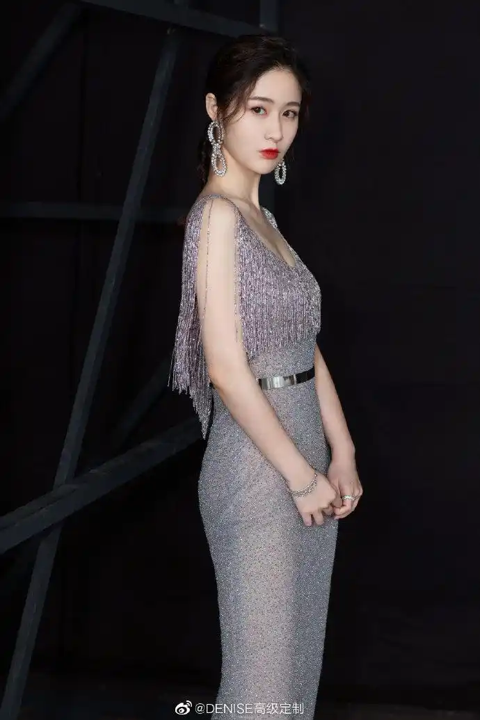 denise 星辰大海#@梁田-eliza着denise高定礼服参加节目录制.