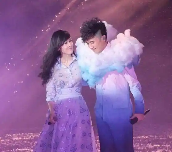 古巨基演唱会意外坠台坚持演出获群星盛赞刘德华做嘉宾现场打气