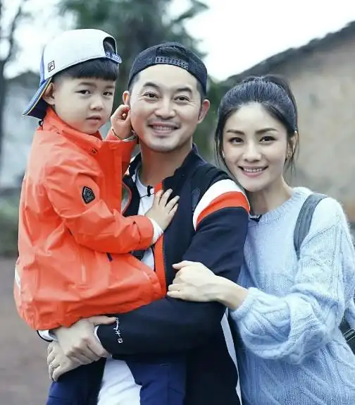 一家四口表演手势舞,沙溢跟不上动作表情抢镜,网友评论很扎心