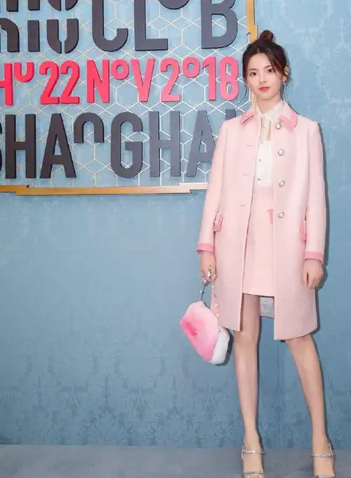 穿不了高跟鞋的杨超越,穿"小鞋"依然是腿精,不料脚尖踩地板!