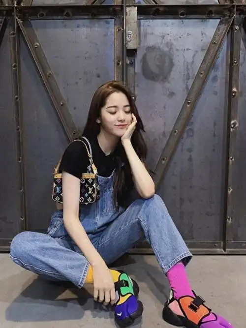 蓝盈莹机场又现"野心"穿搭,背带裤直接扯下一边,秀出运动内衣