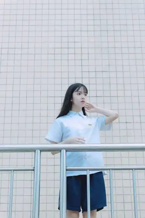 轻身往阶梯一坐,不需要任何婀娜的姿势,这真的是我穿过的东华校服?