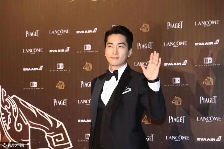 宋承宪亮相53届台湾金马奖红毯 黑色西装帅气迷人