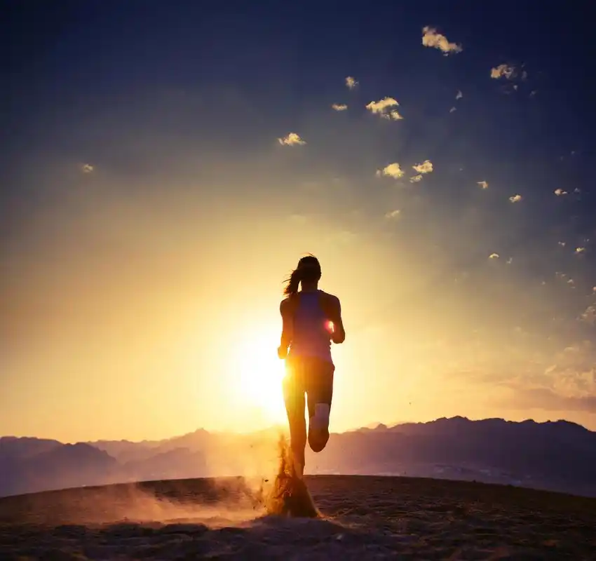 运动健身户外跑步广告夕阳下奔跑在户外道路上背景图片跑步的女人户外