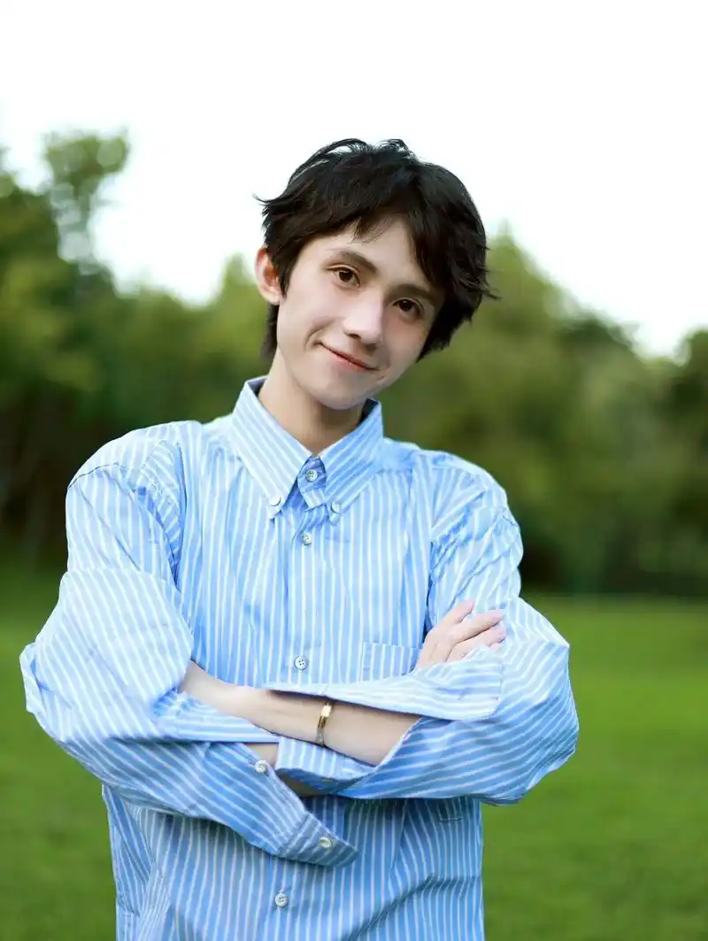 甜甜的男生谁不心动.衬衫感觉都变得柔软了. #你浅浅的微笑就 - 抖音