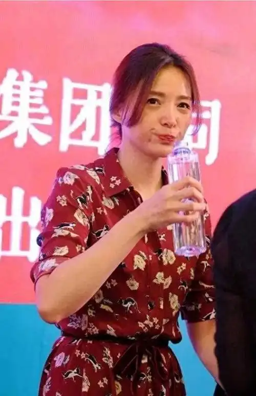 董卿素颜照让人认不出不化妆的她这么老碎花裙穿身上像个大妈