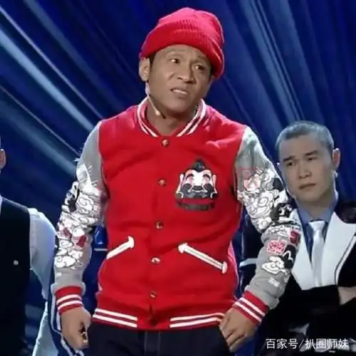 宋小宝年轻旧照被爆出,v脸神似蔡徐坤