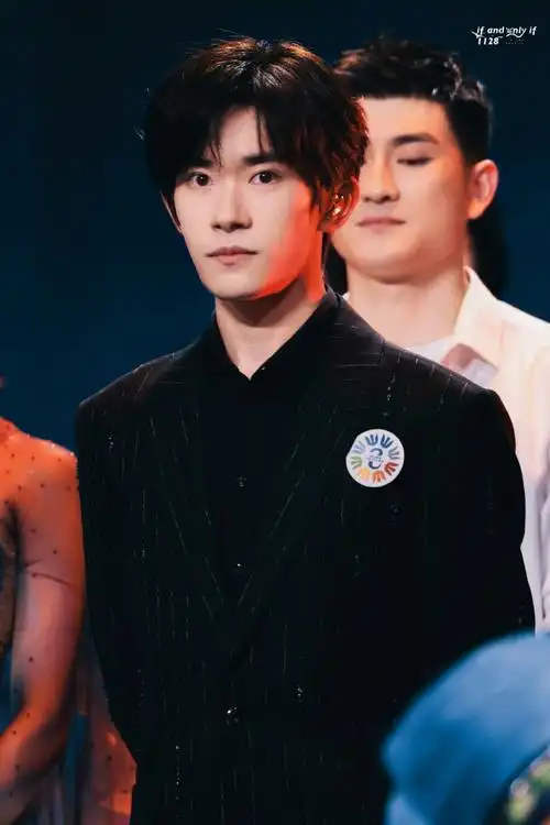 易烊千玺电影小小的我##易烊千玺不辞星海舞台#    是熠熠生辉大明星