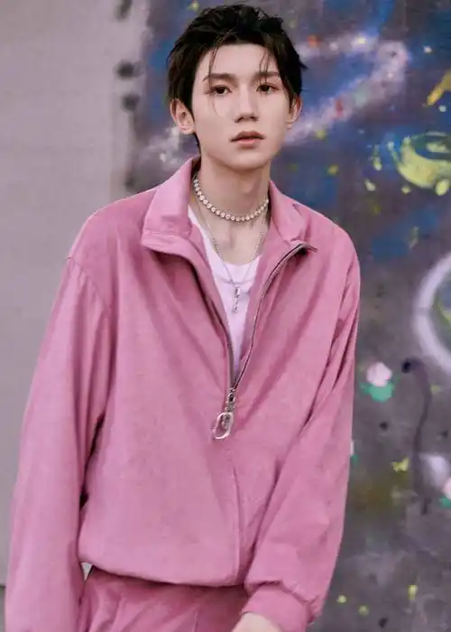 舞台#王源疯人公园舞台首秀造型来啦粉色套装 小啾啾和王源适配度绝了