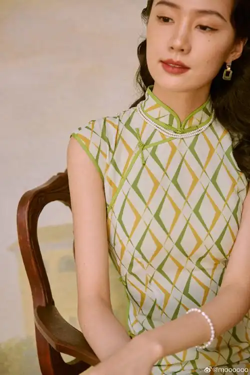 6:雪纺旗袍    款式:小连袖/有胸腰省/全开襟/全盘扣/全身包边/棉绸