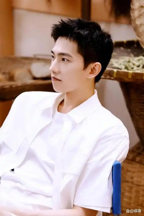 说到男明星的白衬衫造型,大家会想到哪位爱豆呢?