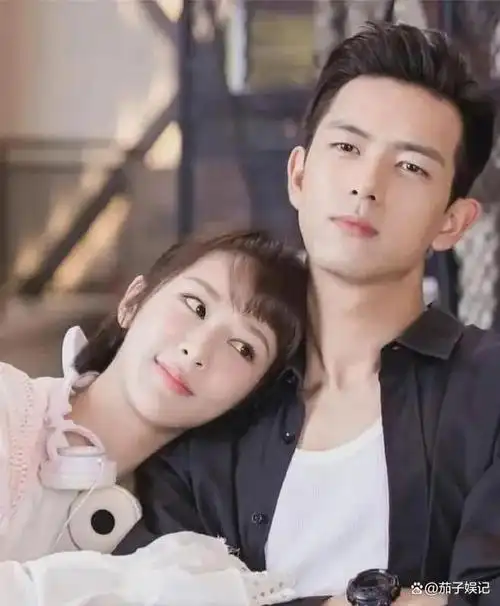 有网友在直播间爆料称,狗仔阿飞否认了杨紫与张艺兴的恋情,并透露她