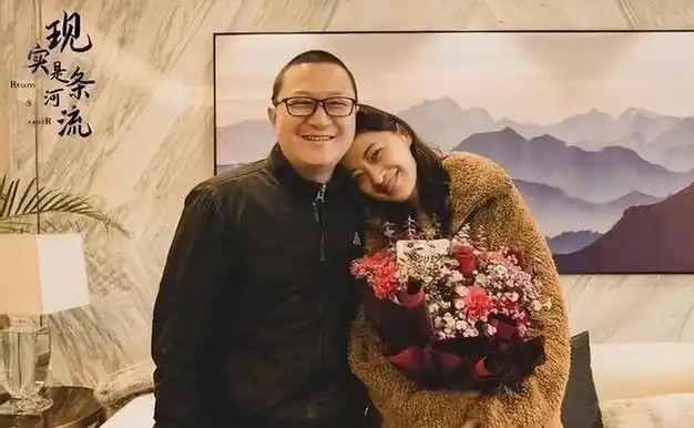 梅婷带老公现身机场穿着简单随意不像女明星与老公牵手像热恋