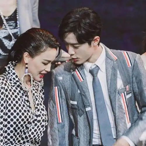 最近,舒淇和肖战在某活动中同框合照的照片在网上引发了不少关注和