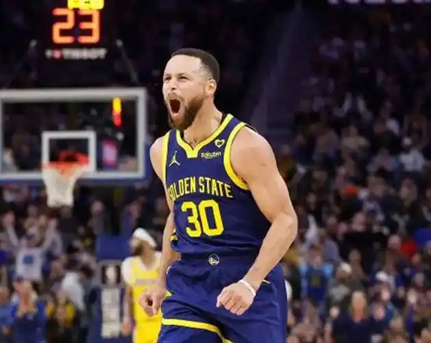 库里在勇士队道路的岔口:离队还是坚守?