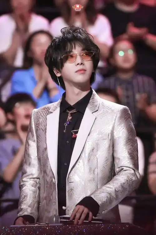 顶级前卫歌手华晨宇绝美西装图片绝对有你没见过的