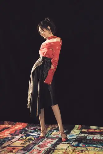 闫妮新电影杀青 衣服"血迹"引猜测