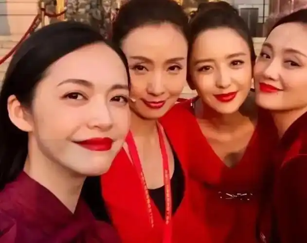 单看没特点,合照从未输过的明星,26岁关晓彤至今还在努力演大人|唐嫣