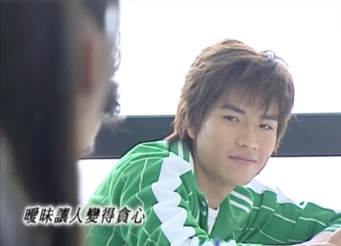 很多人开始认识他应该是《恶魔在身边》的完美王子尚源伊吧?