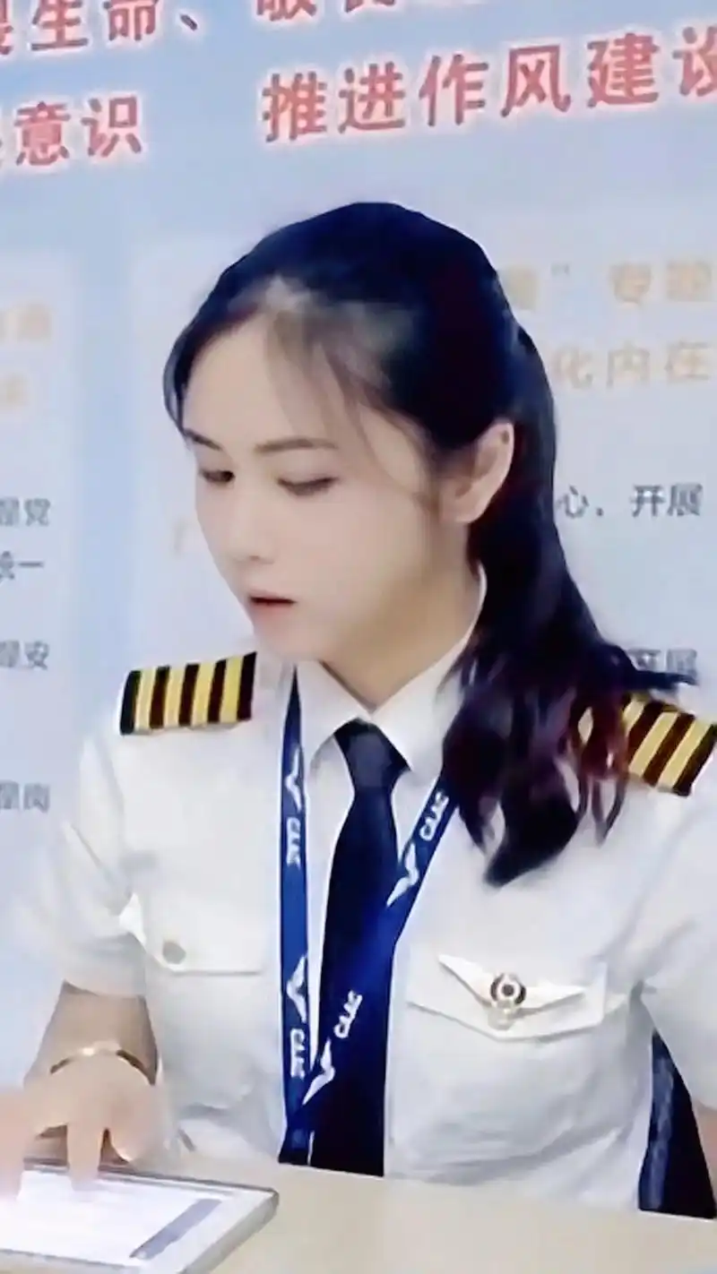 为中国最年轻的美女机长伍倩玉点个赞91  #生活总要有些温柔 - 抖音
