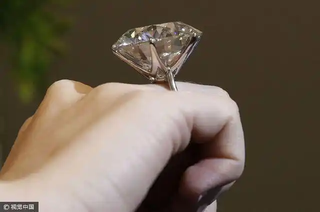 苏富比拍卖行举行拍卖会预展上展出的110克拉"世界最大"圆形切割钻戒.