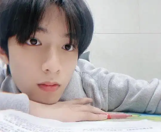 刘耀文回校上课穿白色校服站教室门口素颜太帅引起同学围观