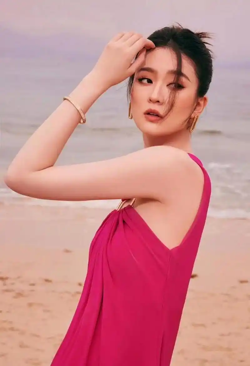 乔欣玫红色长裙造型!#明星生图大赏# #我们都爱聊八卦# #娱乐