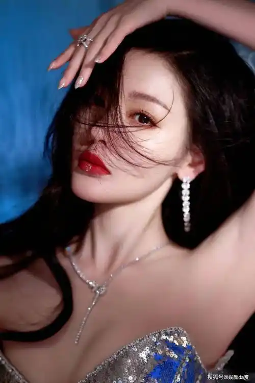 【张天爱惊艳写真】银色亮片高叉裙,香肩美背长腿,费加罗盛典_造型_爱