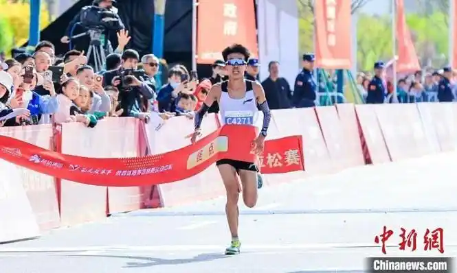 秧歌腰鼓"加油助威" 万名跑者竞逐延安新区马拉松